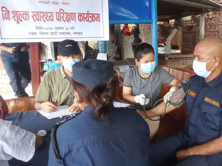 निःशुल्क स्वास्थ्य शिविर : १२२ सुरक्षाकर्मीको परीक्षण 